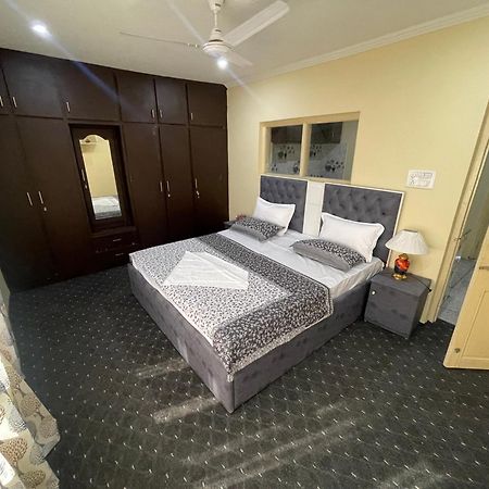 Khwaab Gah By The Khayabaan-Homestay Apartments Fully Furnished With Functional Kitchen, Wifi & Parking In City Centre Srīnagar 외부 사진