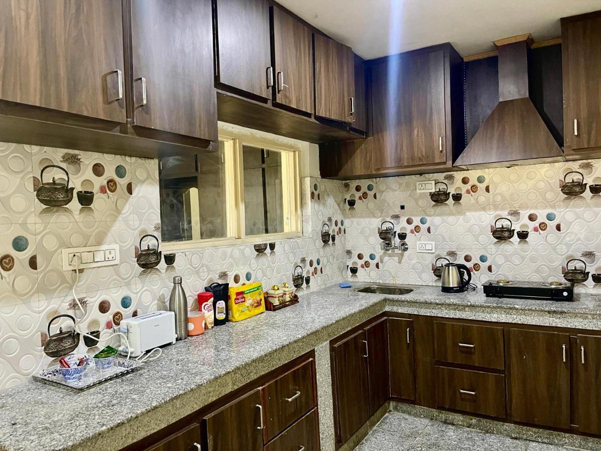 Khwaab Gah By The Khayabaan-Homestay Apartments Fully Furnished With Functional Kitchen, Wifi & Parking In City Centre Srīnagar 외부 사진