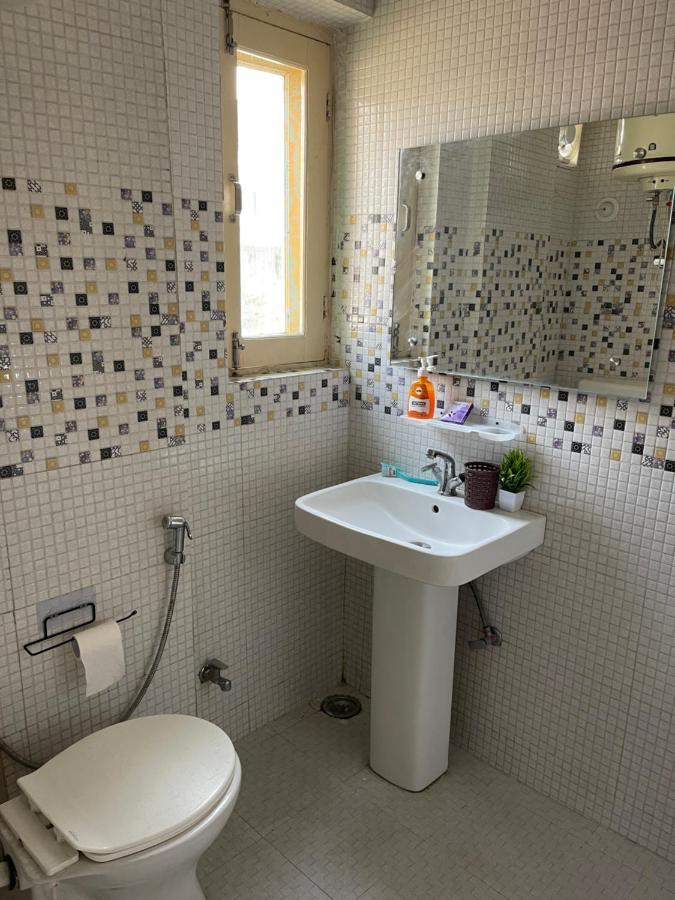 Khwaab Gah By The Khayabaan-Homestay Apartments Fully Furnished With Functional Kitchen, Wifi & Parking In City Centre Srīnagar 객실 사진