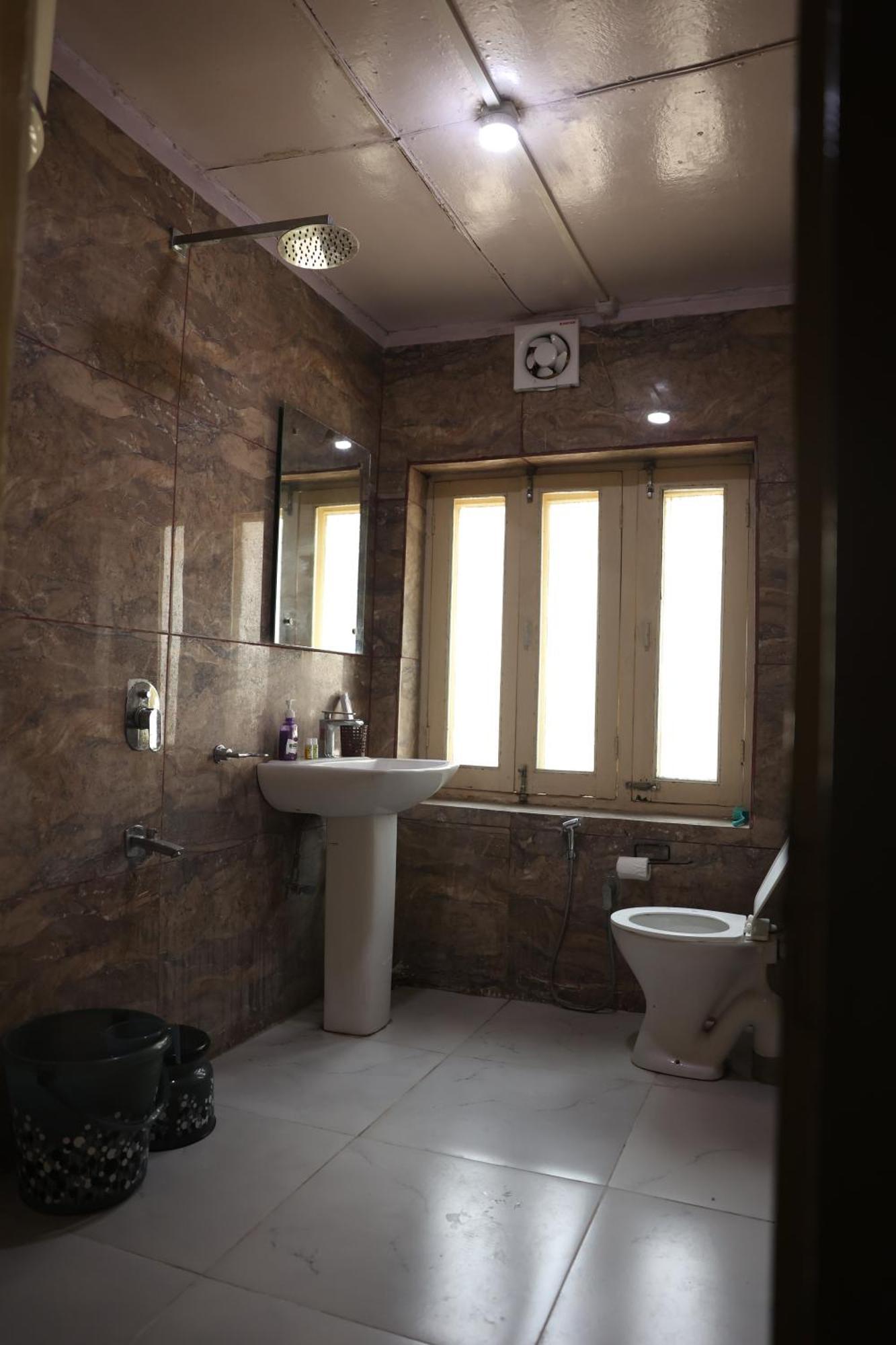 Khwaab Gah By The Khayabaan-Homestay Apartments Fully Furnished With Functional Kitchen, Wifi & Parking In City Centre Srīnagar 외부 사진
