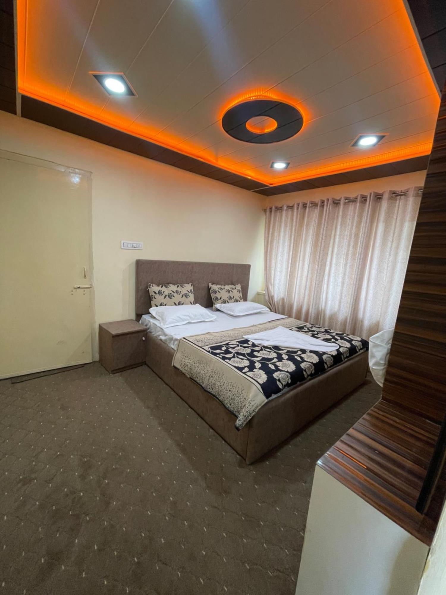 Khwaab Gah By The Khayabaan-Homestay Apartments Fully Furnished With Functional Kitchen, Wifi & Parking In City Centre Srīnagar 외부 사진
