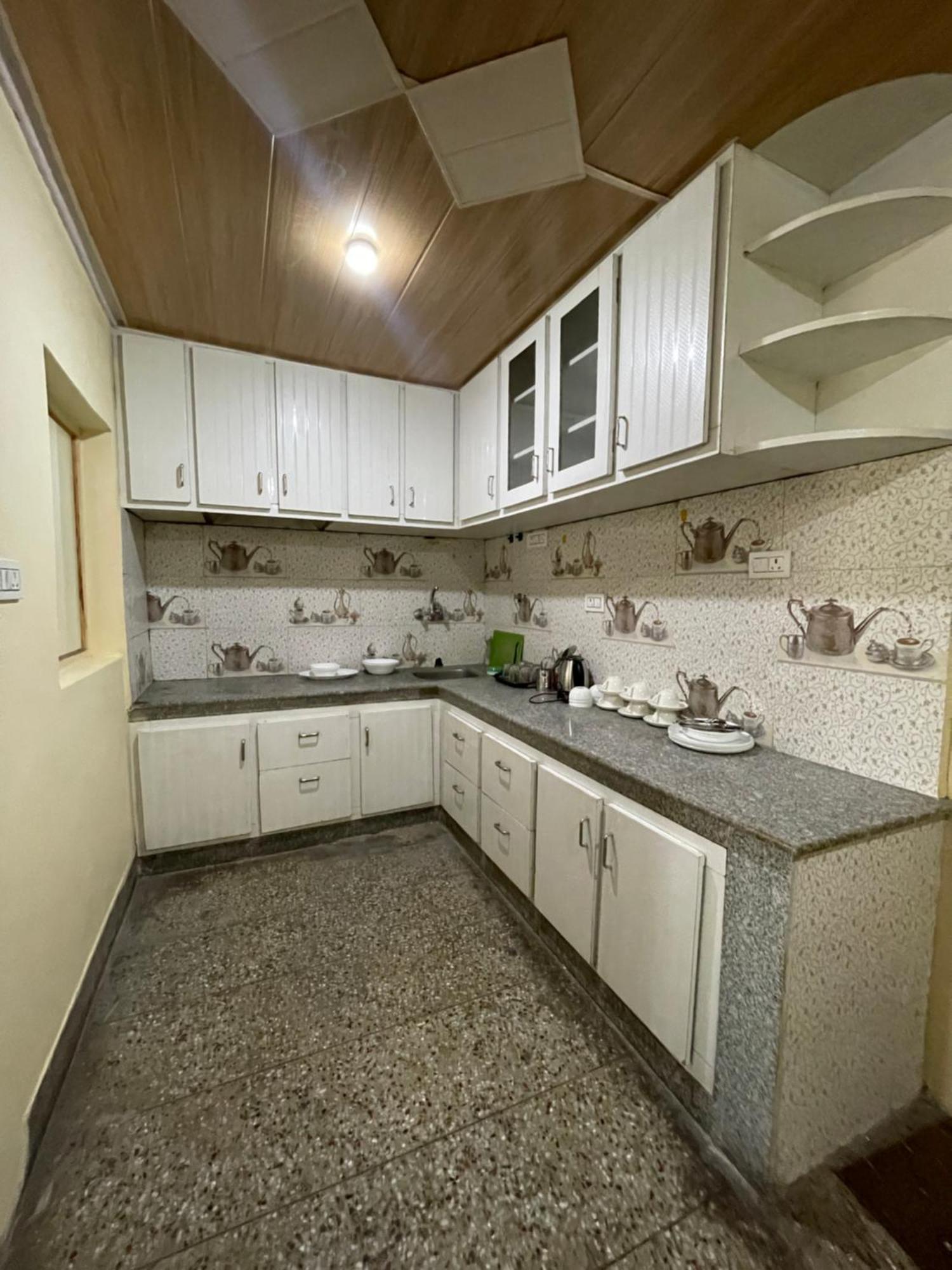 Khwaab Gah By The Khayabaan-Homestay Apartments Fully Furnished With Functional Kitchen, Wifi & Parking In City Centre Srīnagar 외부 사진