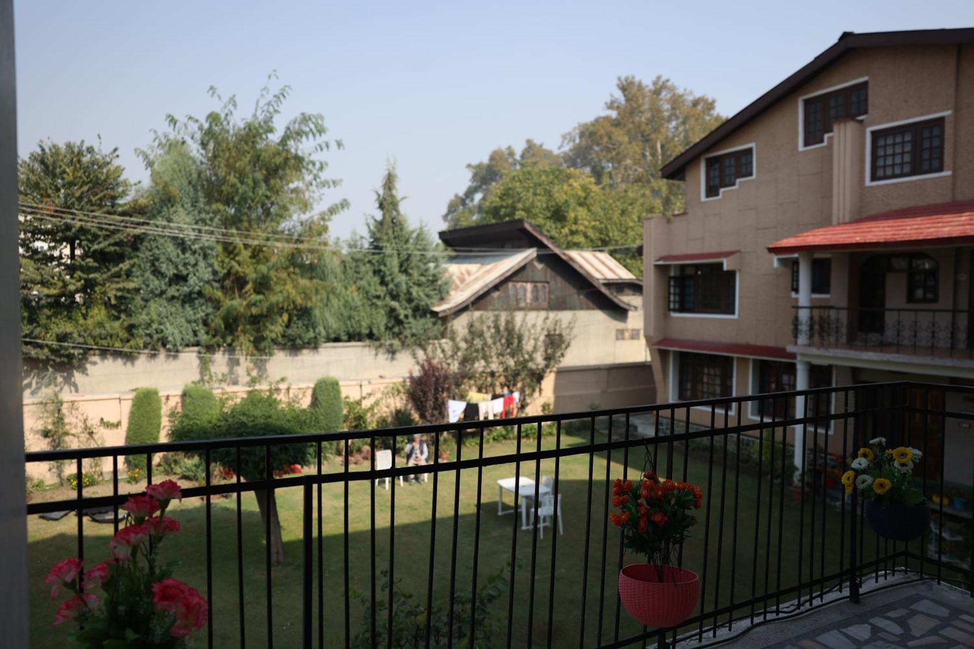 Khwaab Gah By The Khayabaan-Homestay Apartments Fully Furnished With Functional Kitchen, Wifi & Parking In City Centre Srīnagar 외부 사진