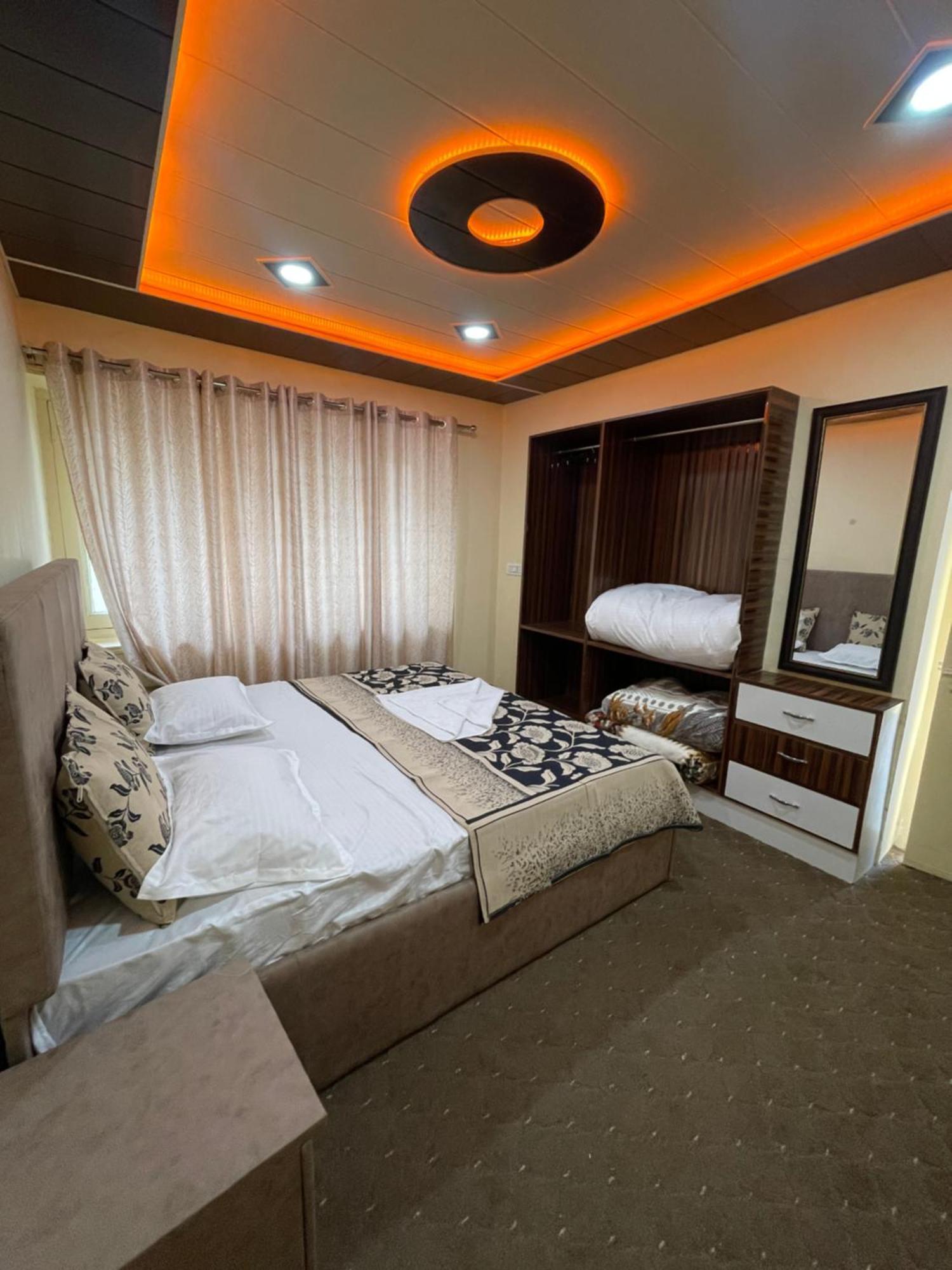 Khwaab Gah By The Khayabaan-Homestay Apartments Fully Furnished With Functional Kitchen, Wifi & Parking In City Centre Srīnagar 외부 사진