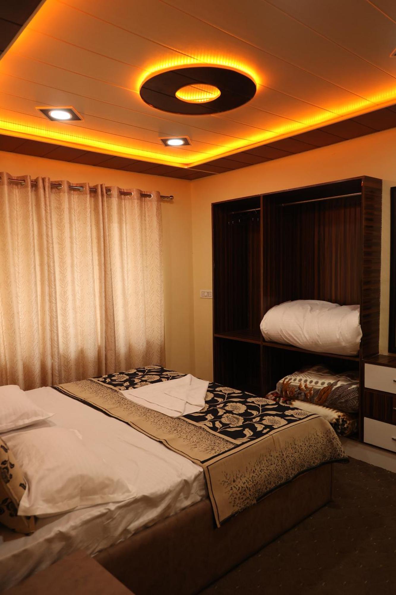 Khwaab Gah By The Khayabaan-Homestay Apartments Fully Furnished With Functional Kitchen, Wifi & Parking In City Centre Srīnagar 외부 사진