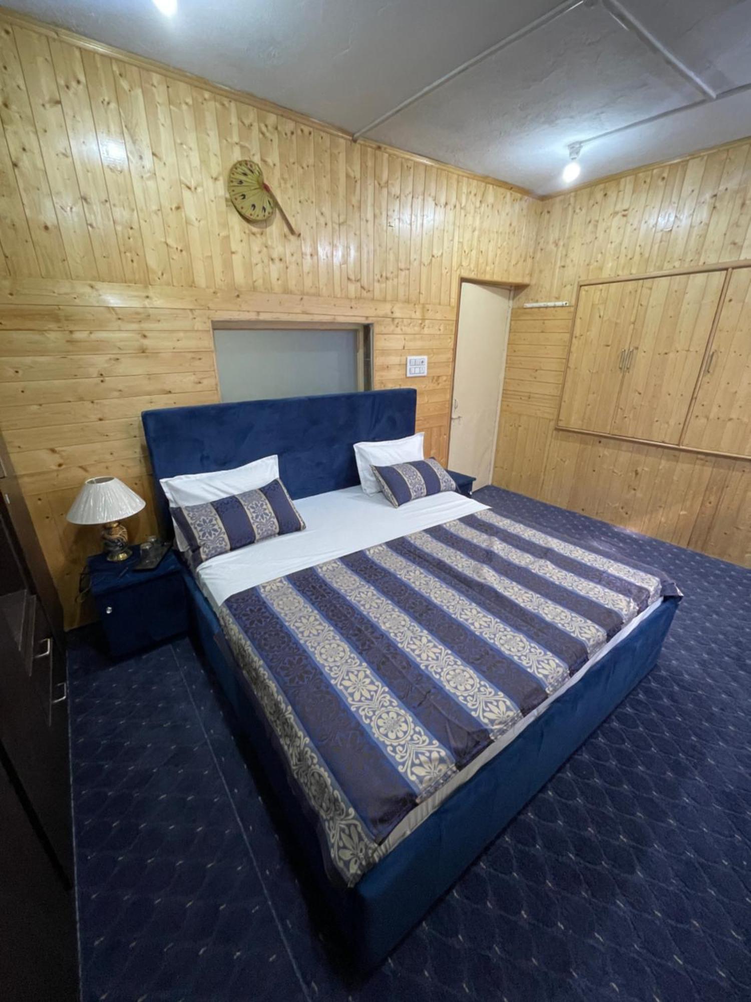 Khwaab Gah By The Khayabaan-Homestay Apartments Fully Furnished With Functional Kitchen, Wifi & Parking In City Centre Srīnagar 외부 사진