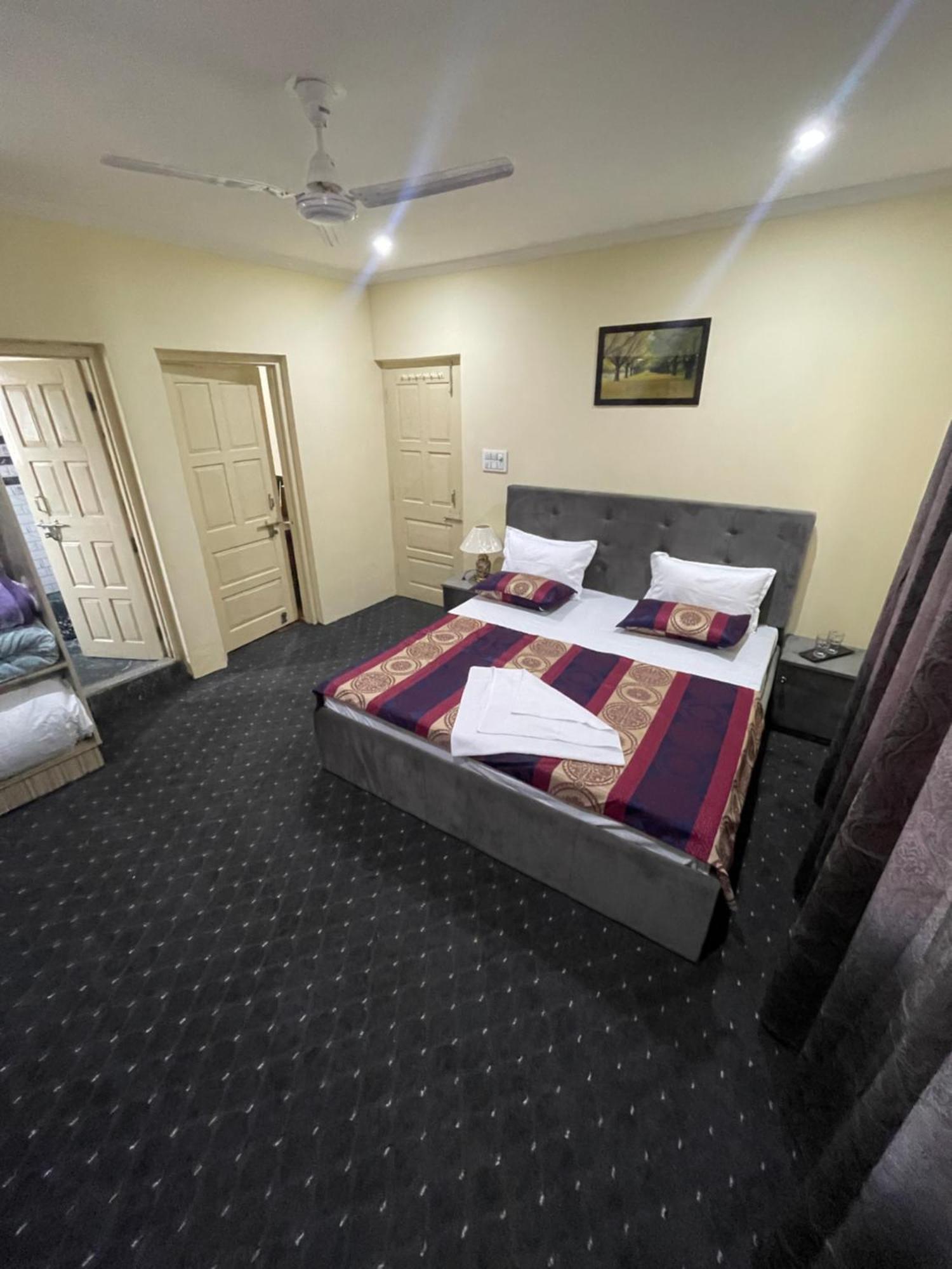 Khwaab Gah By The Khayabaan-Homestay Apartments Fully Furnished With Functional Kitchen, Wifi & Parking In City Centre Srīnagar 외부 사진