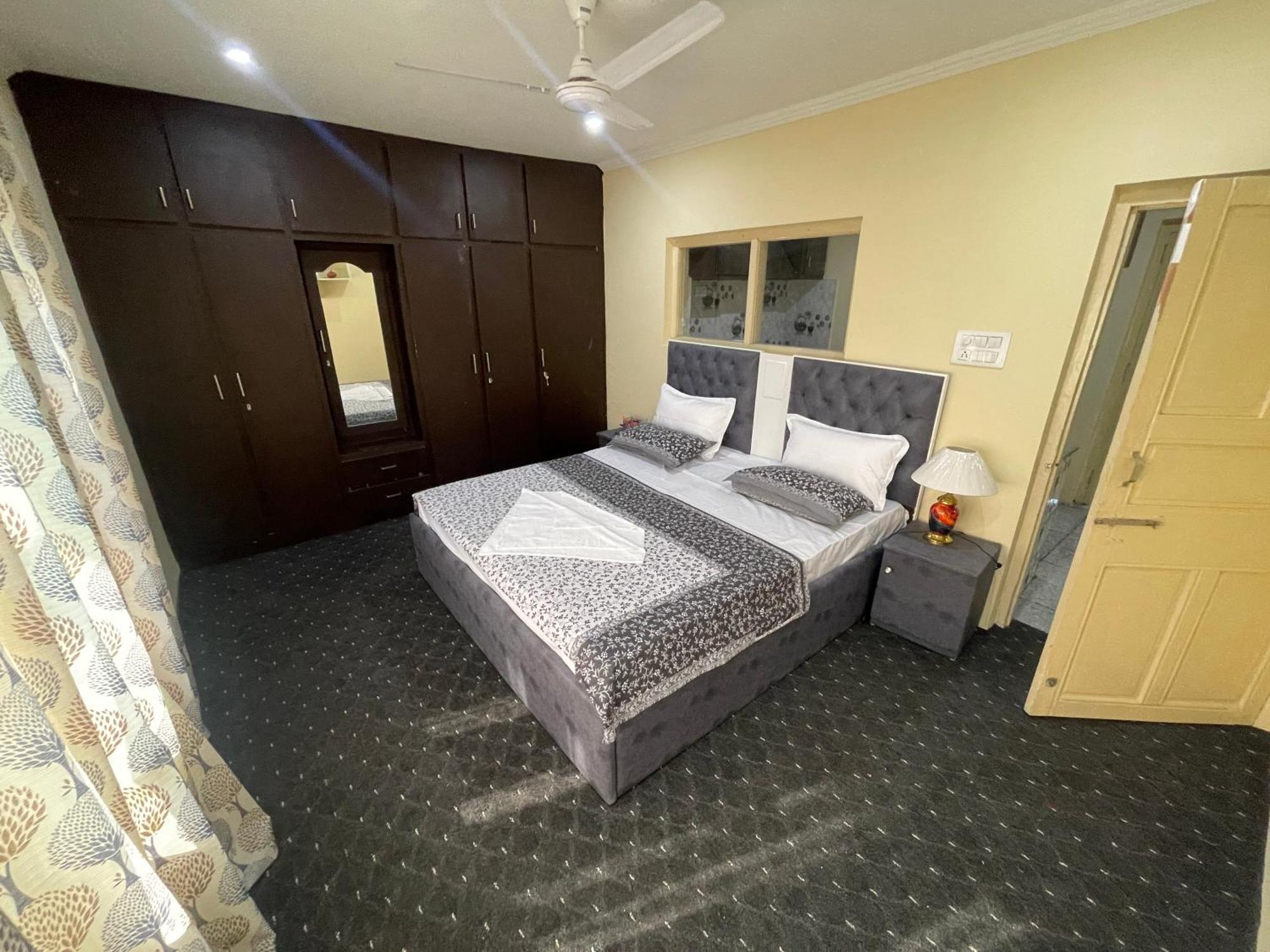 Khwaab Gah By The Khayabaan-Homestay Apartments Fully Furnished With Functional Kitchen, Wifi & Parking In City Centre Srīnagar 외부 사진