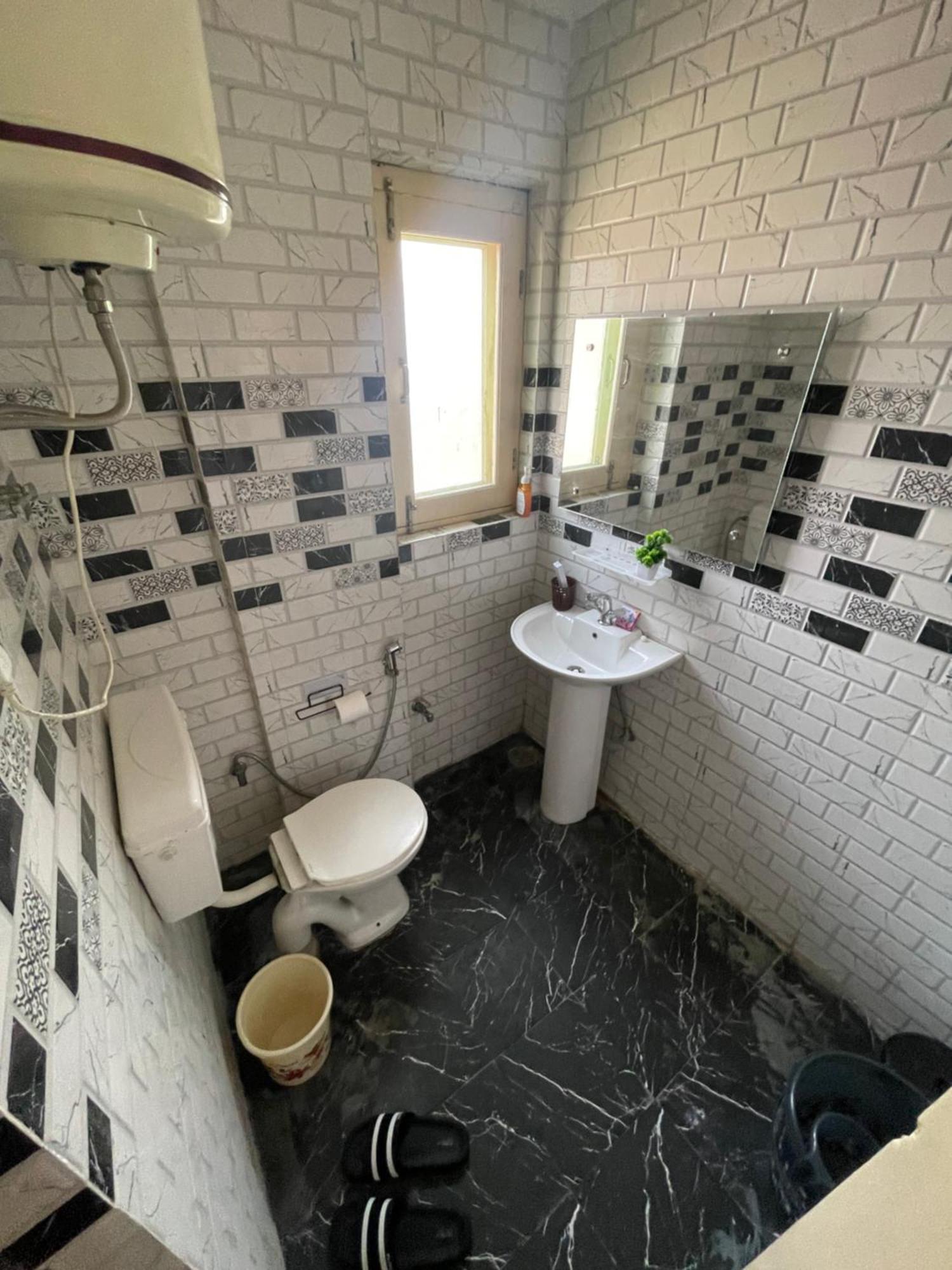 Khwaab Gah By The Khayabaan-Homestay Apartments Fully Furnished With Functional Kitchen, Wifi & Parking In City Centre Srīnagar 외부 사진