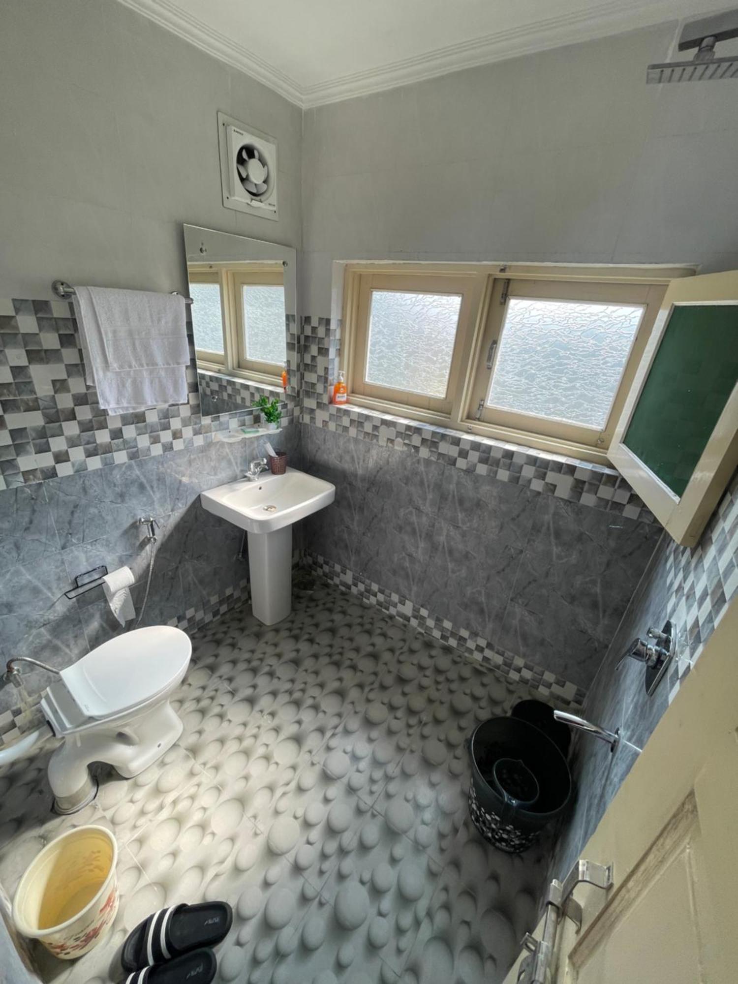 Khwaab Gah By The Khayabaan-Homestay Apartments Fully Furnished With Functional Kitchen, Wifi & Parking In City Centre Srīnagar 외부 사진