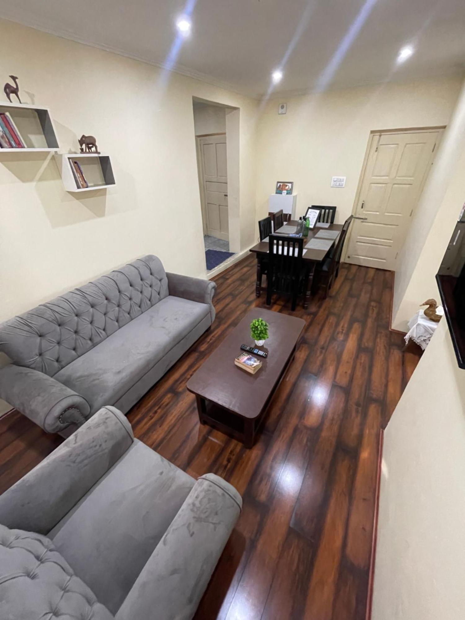 Khwaab Gah By The Khayabaan-Homestay Apartments Fully Furnished With Functional Kitchen, Wifi & Parking In City Centre Srīnagar 객실 사진